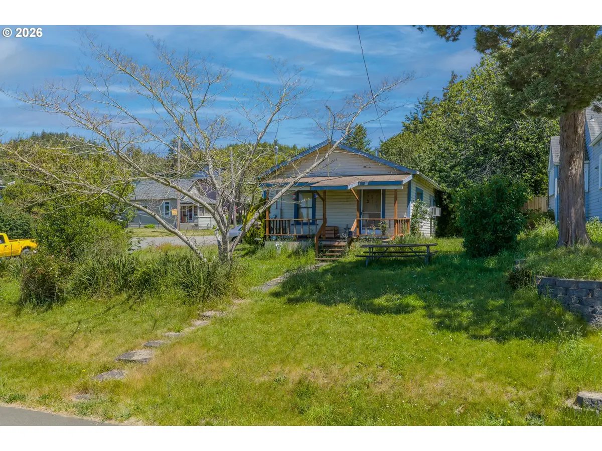 692 N Elliott St, Coquille, OR 97423 - #1