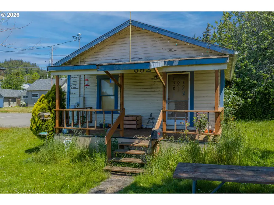 692 N Elliott St, Coquille, OR 97423 - #2