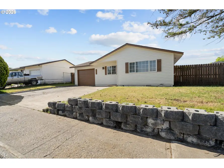 562 E Reeder Dr, Hermiston, OR 97838 - #3