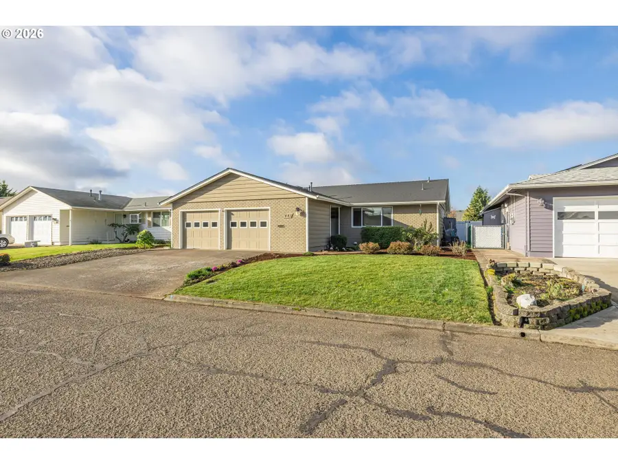 443 S Columbia Dr, Woodburn, OR 97071 - Image #2