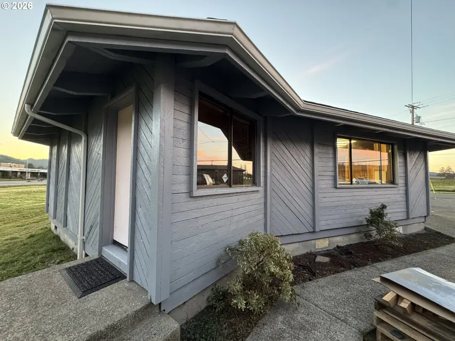 566 Greenwood Ave, Reedsport, OR 97467 - #3