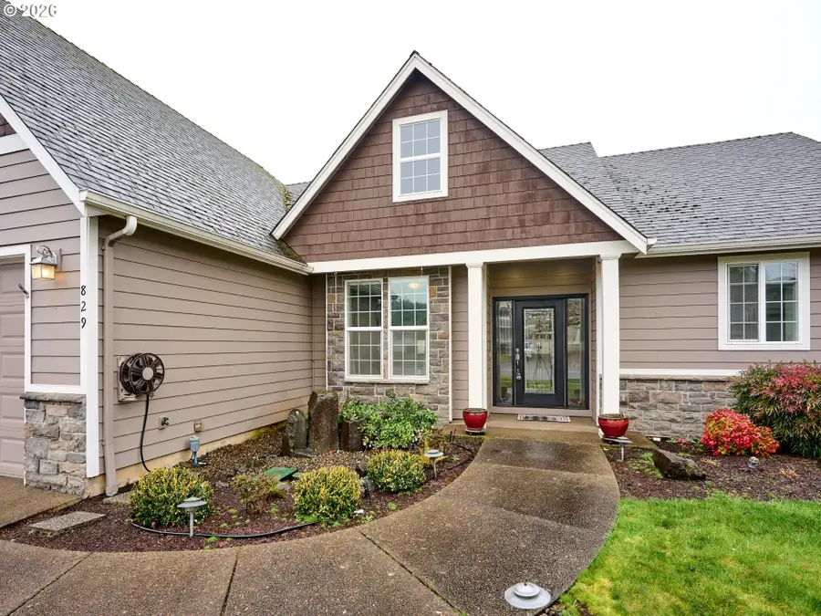 829 Pioneer Dr, Silverton, OR 97381 - #2