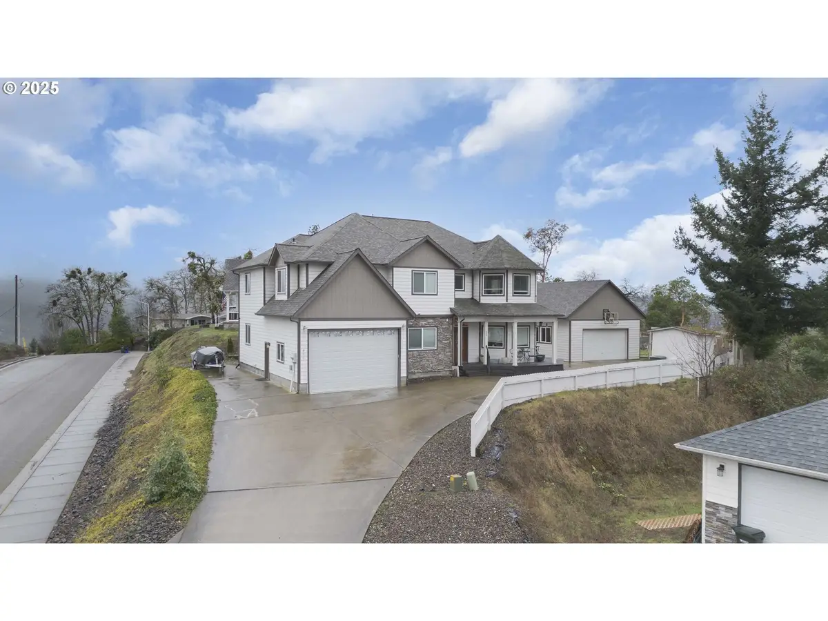 860 NE Ventura St, Roseburg, OR 97470 - #1