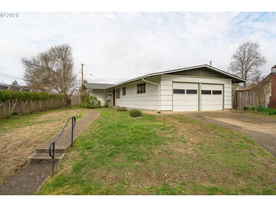 585 E 36th Ave, Eugene, OR 97405 - #2