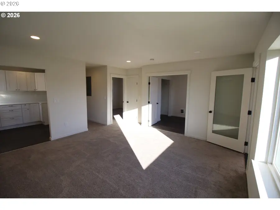 186 SW Rainbow Ave, Dallas, OR 97338 - #3