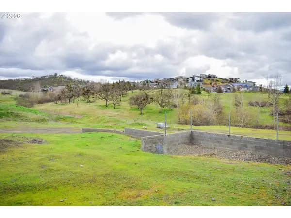 3010 Lone Pine Dr, Medford, OR 97504