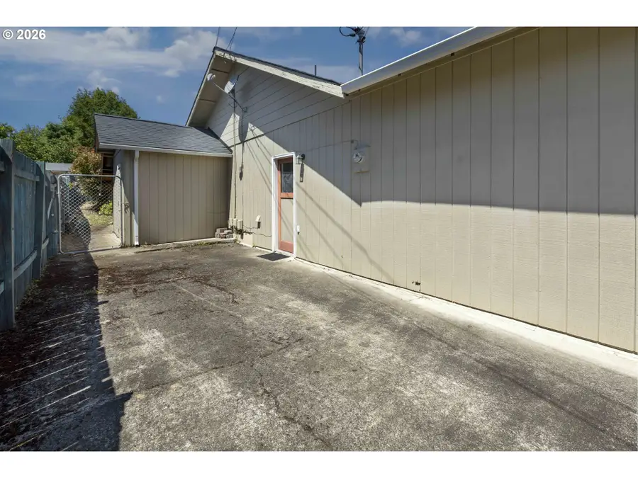 1528 NW Grove St, Roseburg, OR 97471 - #3