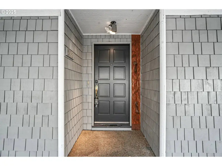 570 N Hayden Bay Dr, Portland, OR 97217 - Image #2