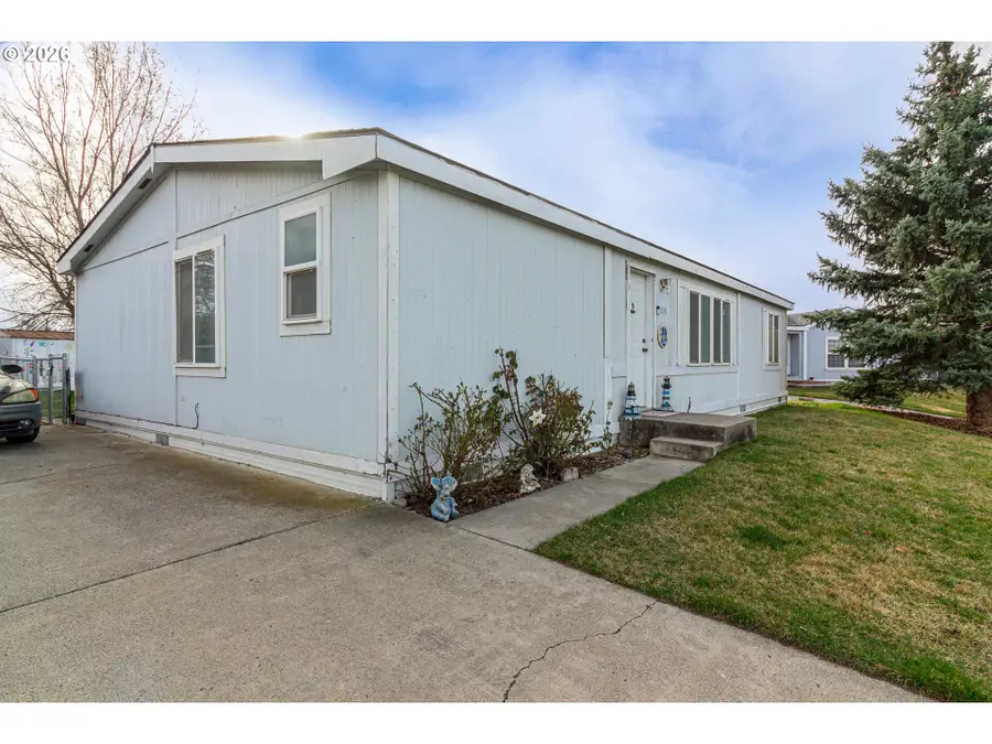 1375 SW 15th St, Hermiston, OR 97838 - #3