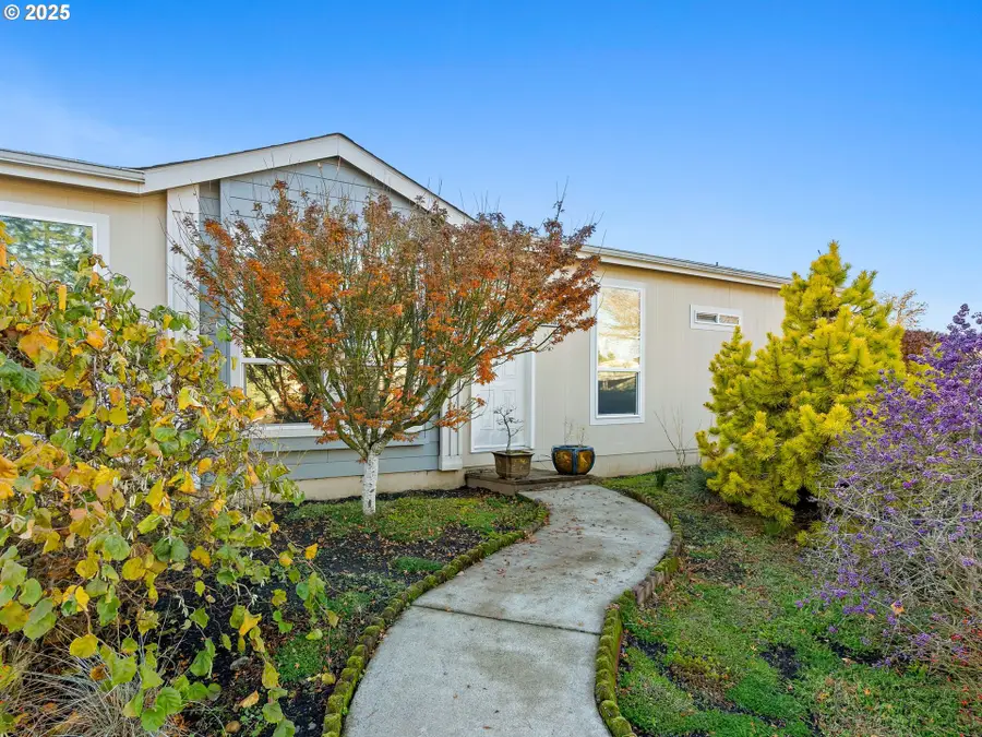 17123 SW Eldorado Dr, Beaverton Hillsboro, OR 97224 - Image #2