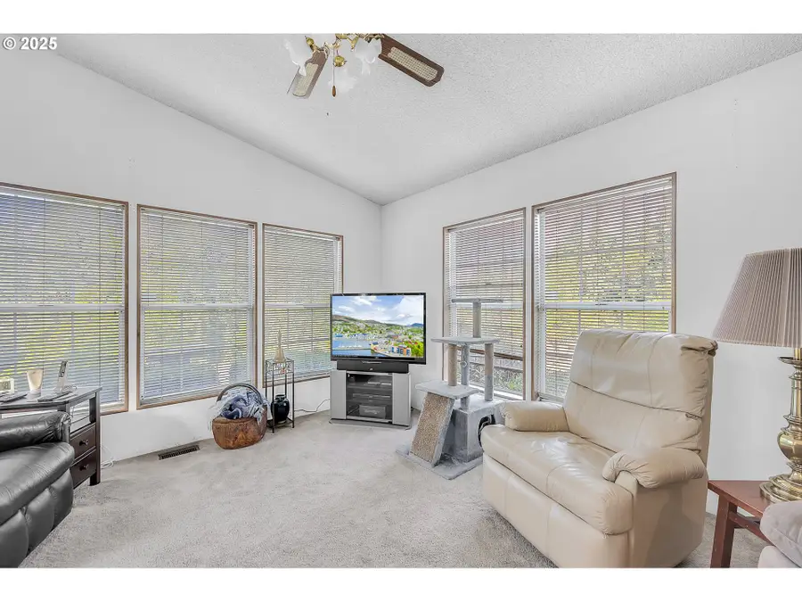 66502 Doetsch Rd, Goble, OR 97054 - Image #2