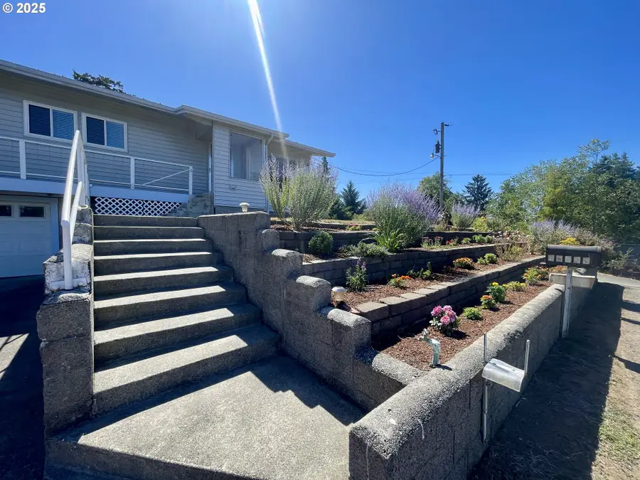 63533 Flanagan Rd, Bunker Hill, OR 97420 - Image #2