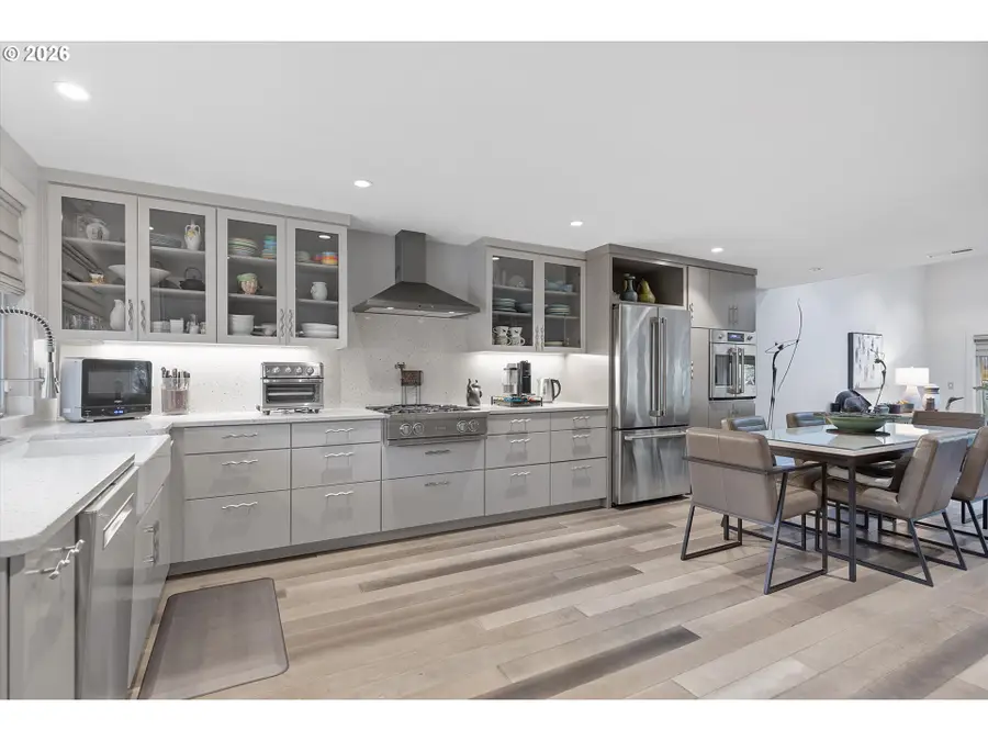 240 Greenridge Dr, Lake Oswego, OR 97035 - Image #2