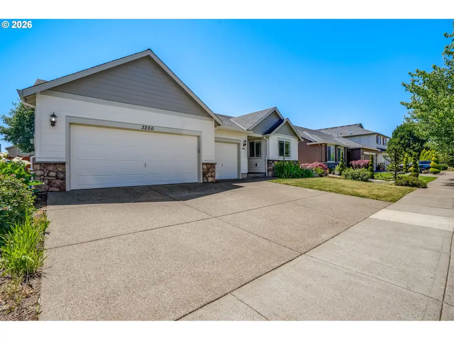3250 Oxford St, Woodburn, OR 97071 - #2