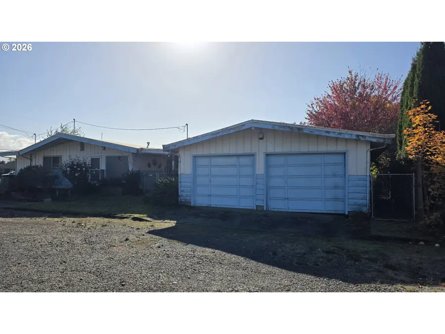 575 N 9th St, Harrisburg, OR 97446 - #3