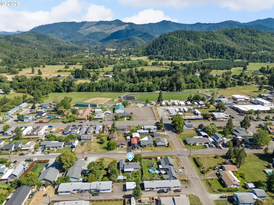 422 E 2nd Ave, Riddle, OR 97469 - #3