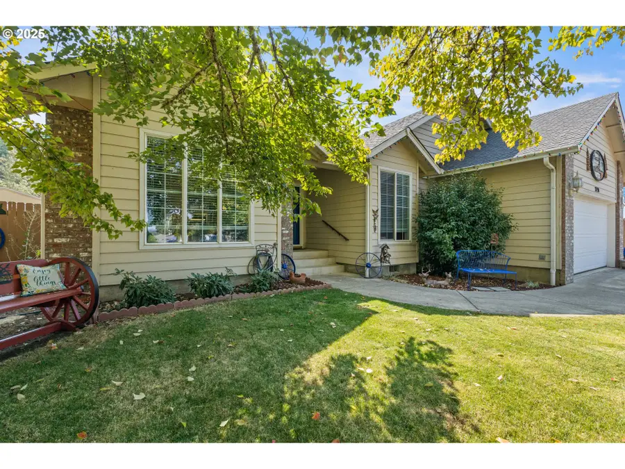 2730 Golfview Ave, Sutherlin, OR 97479 - #2