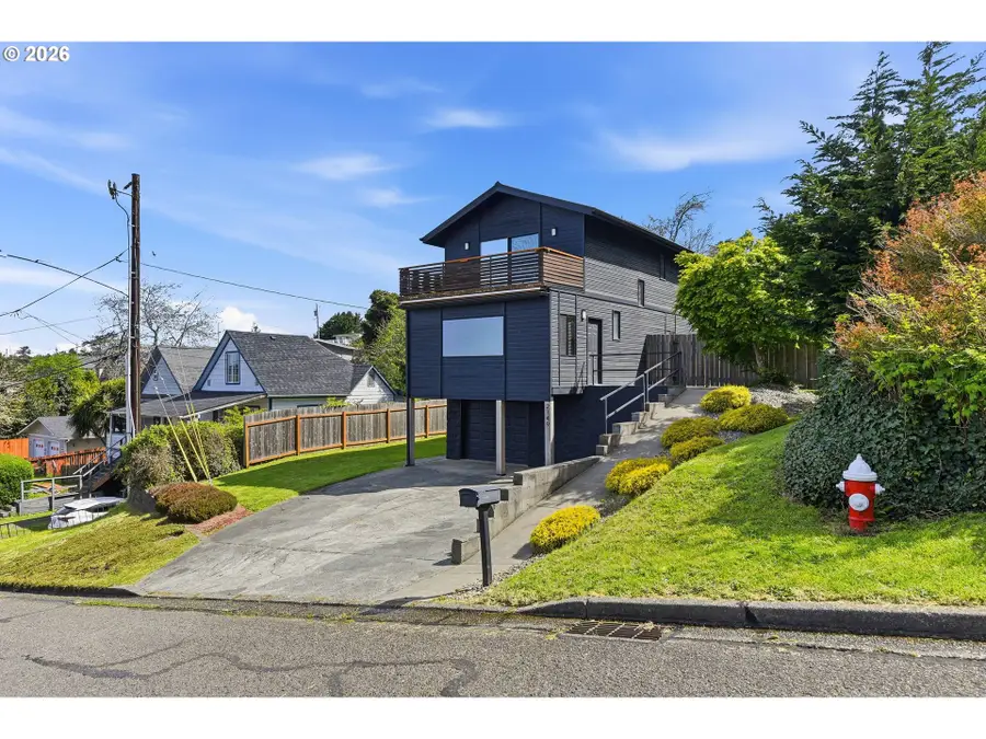 2149 Hamilton St, North Bend, OR 97459 - #2