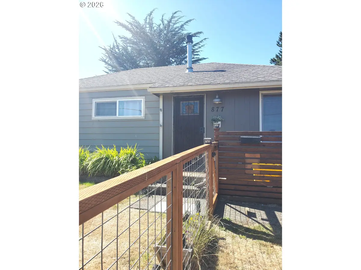 877 Pacific Ave, Coos Bay, OR 97420 - #1
