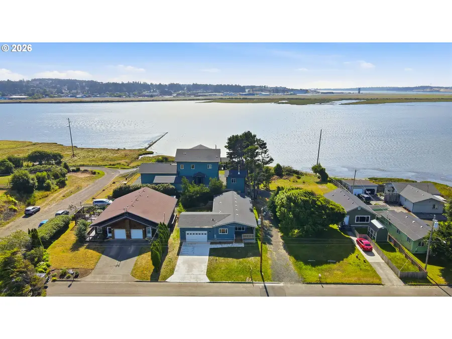 1560 Monroe St, North Bend, OR 97459 - #2