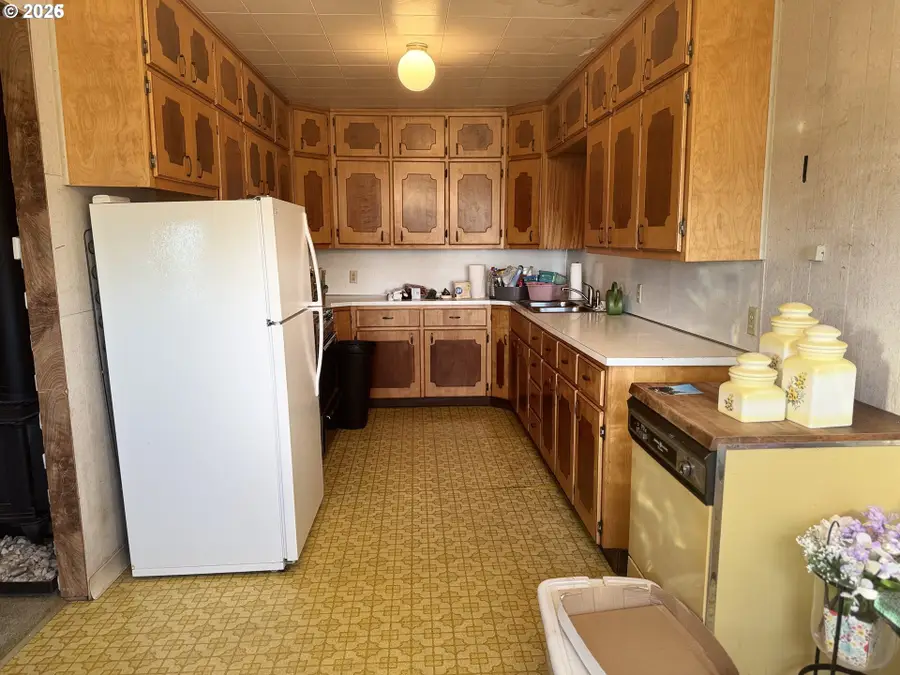 684 E 10th St, Coquille, OR 97423 - Image #3