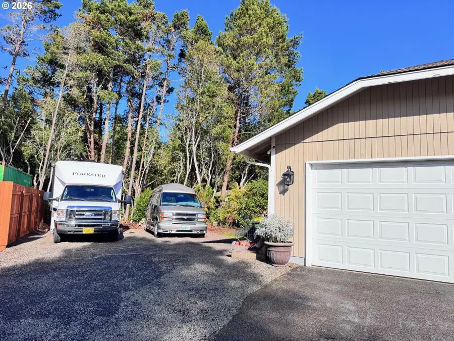 4813 Oceana Dr, Florence, OR 97439 - #3