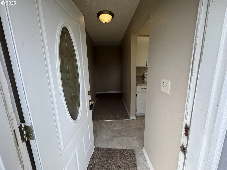 2421 32nd Ave, Longview, WA 98632 - #2