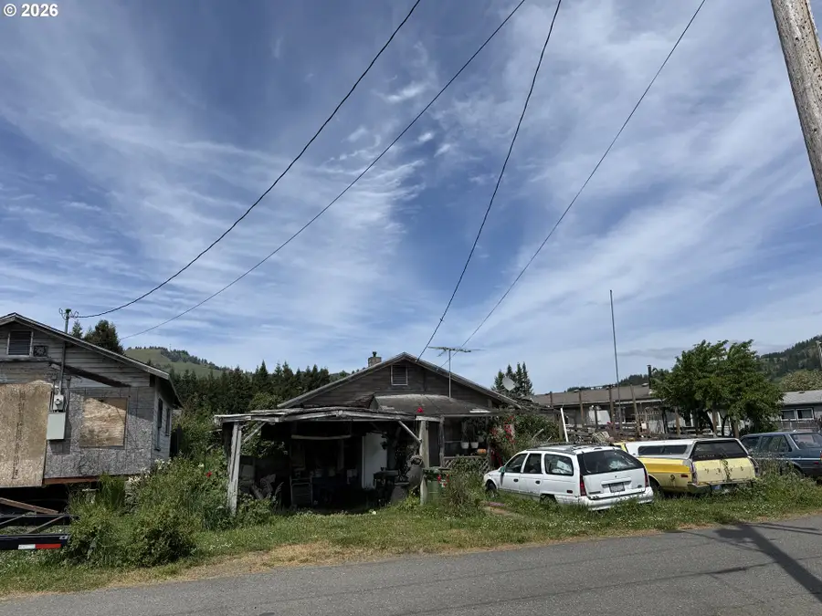 320 W Cedar St, Powers, OR 97466 - #2