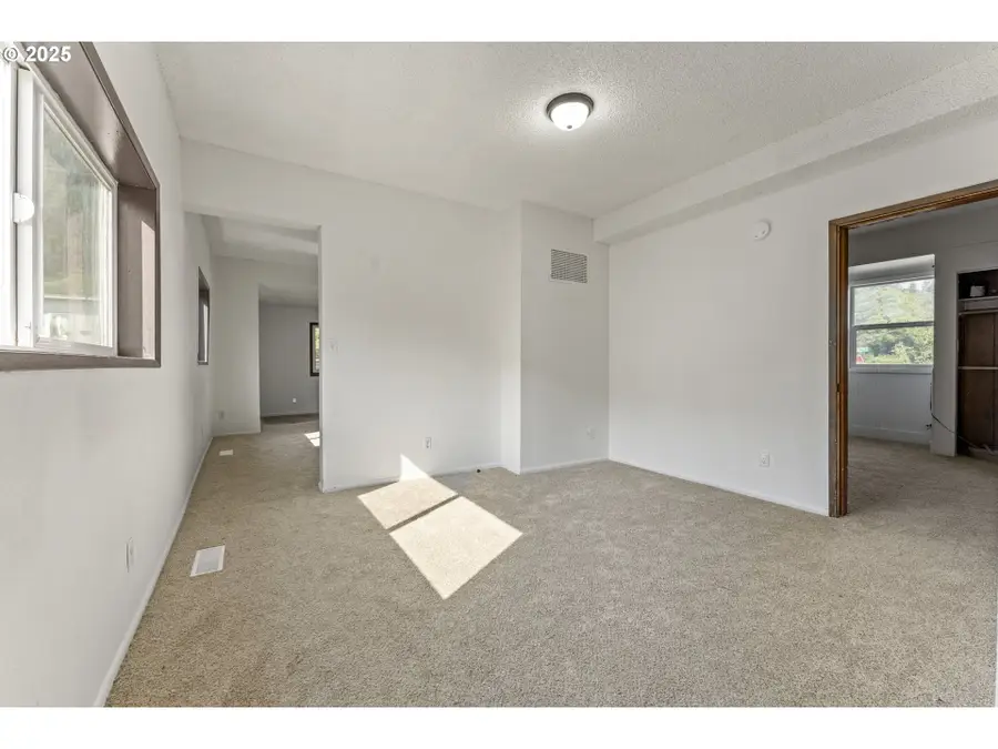 1392 N 8th St, Coos Bay, OR 97420 - Image #2