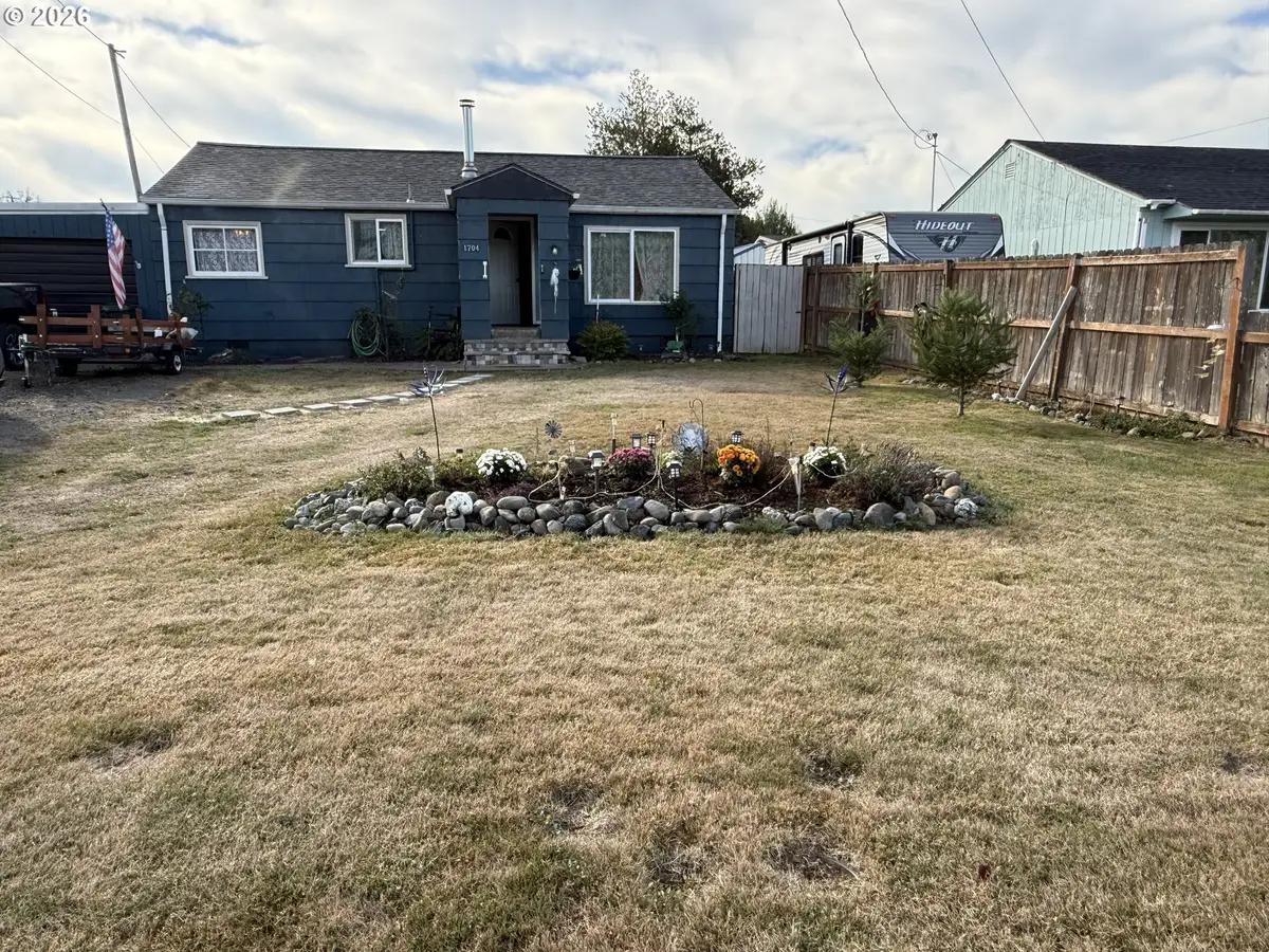 1704 Maple St, Myrtle Point, OR 97458 - #1