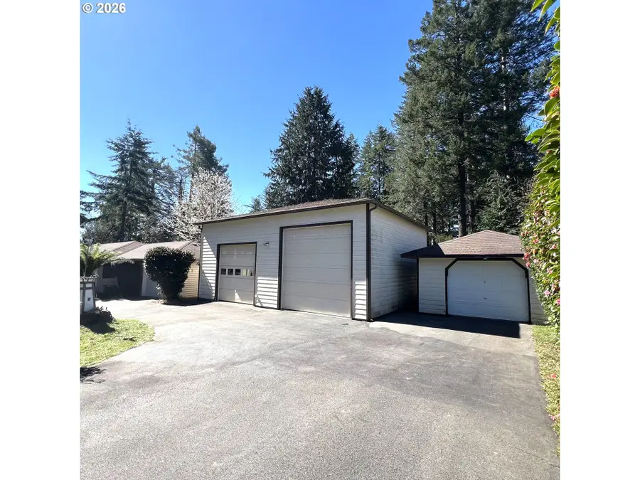 925 7th St, Brookings, OR 97415 - #2