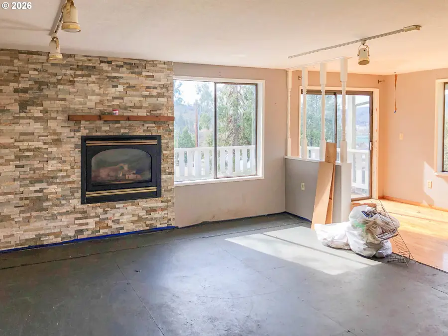 546 NE Denver St, Roseburg, OR 97470 - #2
