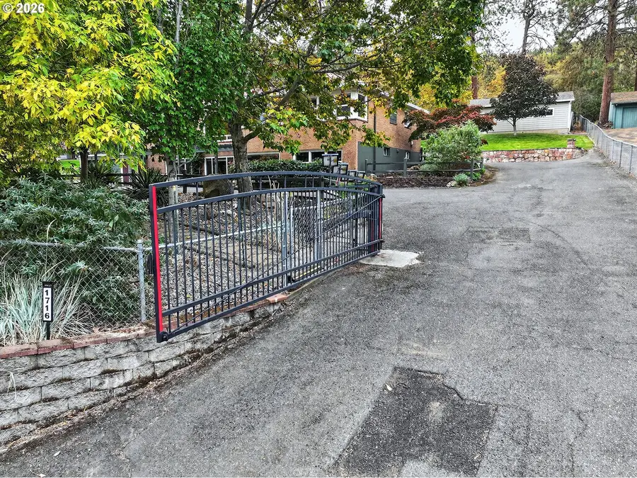 1716 W 13th St, The Dalles, OR 97058 - #2