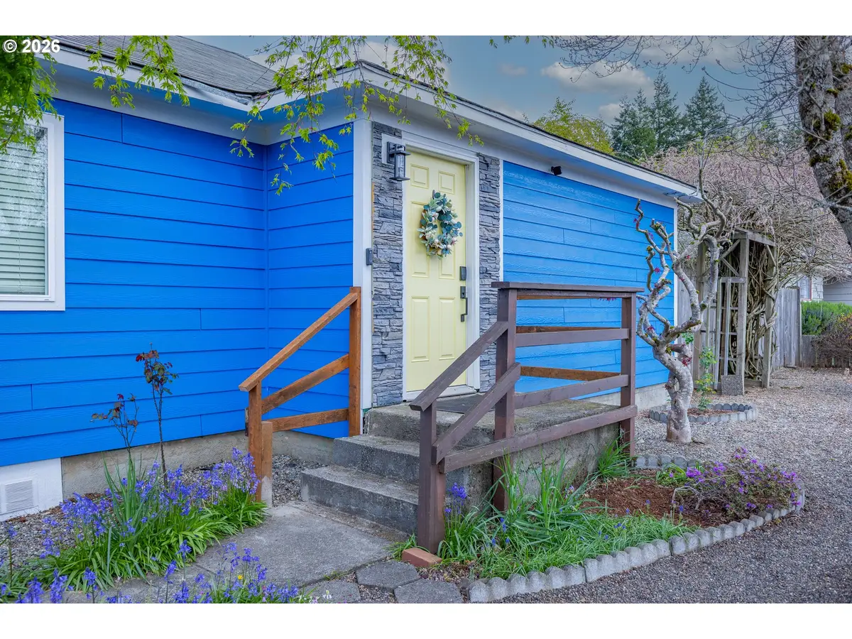 1070 W 11th St, Coquille, OR 97423 - #1