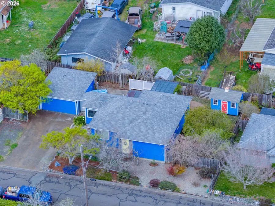 1070 W 11th St, Coquille, OR 97423 - #2