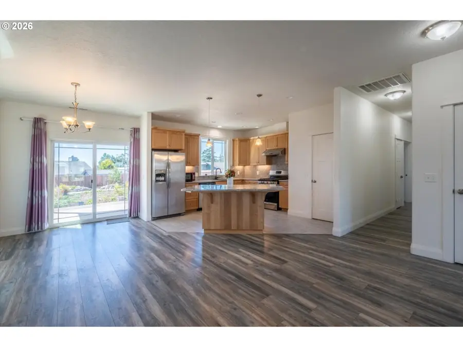 2010 Roosevelt Loop, North Bend, OR 97459 - #2