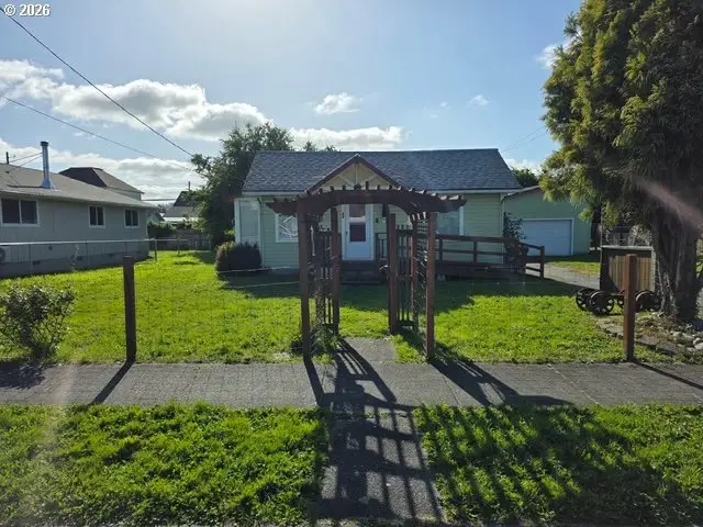 812 B St, Myrtle Point, OR 97458 - #1