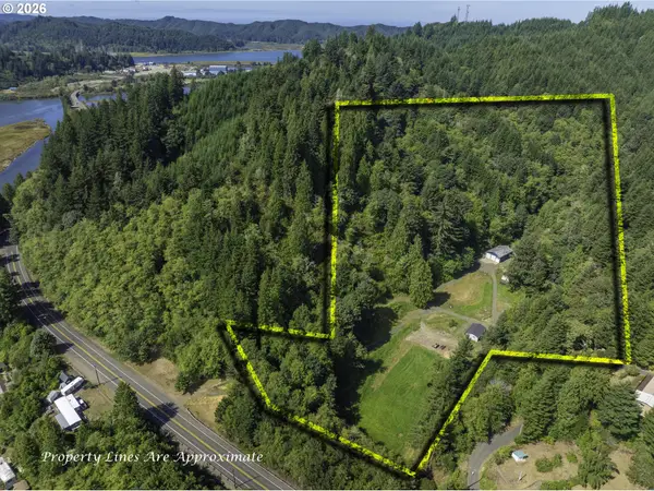 1040 Lower Smith River Rd, Reedsport, OR 97467