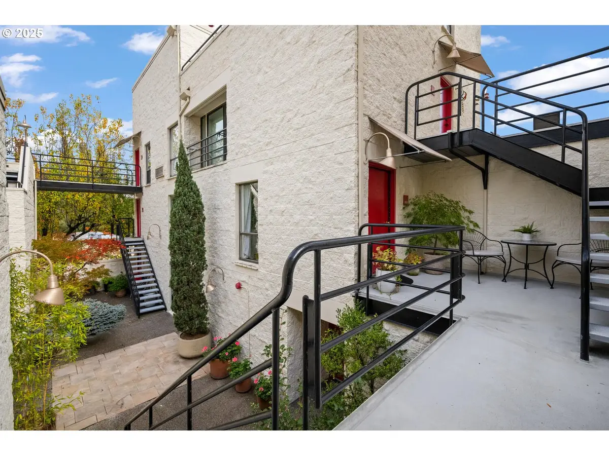 1907 NW Hoyt St, Portland, OR 97209 - Image #1