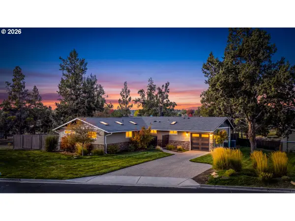 1233 SW Canyon Dr, Redmond, OR 97756