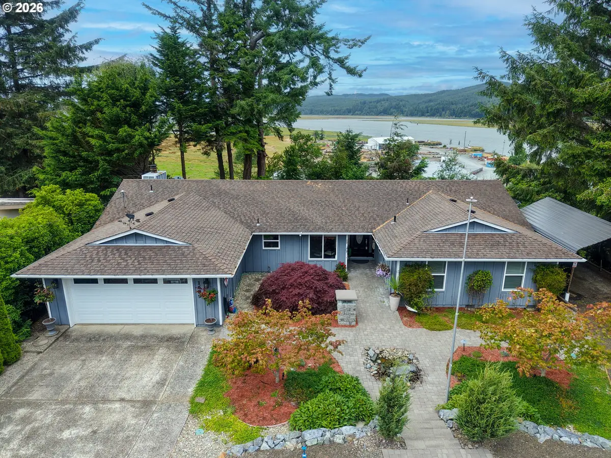 1689 Applewood Dr, Coos Bay, OR 97420 - #1