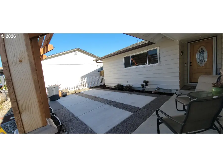 698 S Cascade Dr, Woodburn, OR 97071 - Image #3