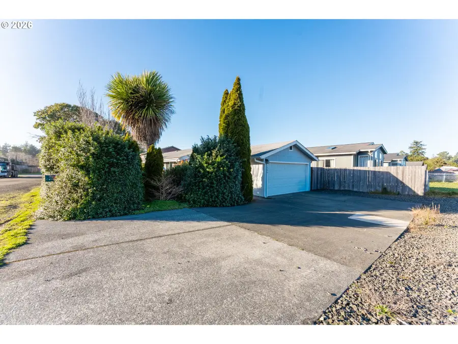 1590 Saint John Ave, Coos Bay, OR 97420 - Image #2