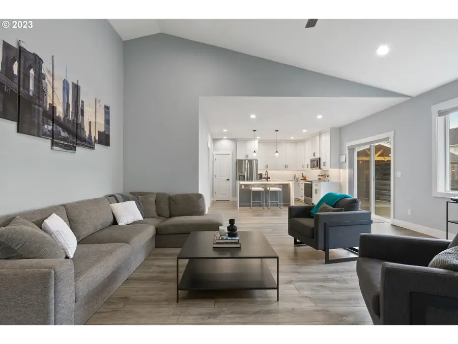 819 Riley Dr, Silverton, OR 97381 - Image #3