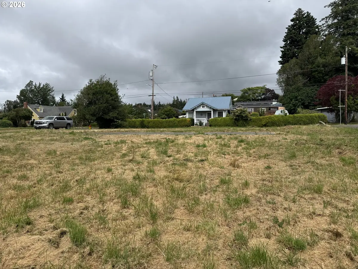 206 Border St, Myrtle Point, OR 97458 - #1
