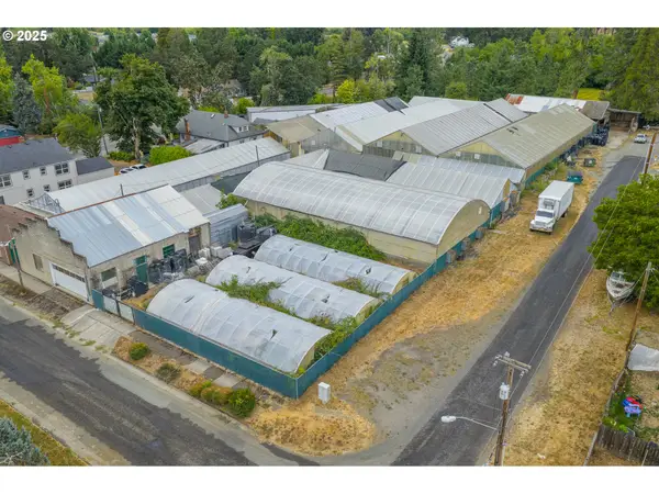 55 Q St, CottageGrove, OR 97424