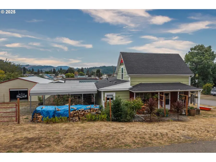 1404 Harris St, Myrtle Point, OR 97458 - Image #2