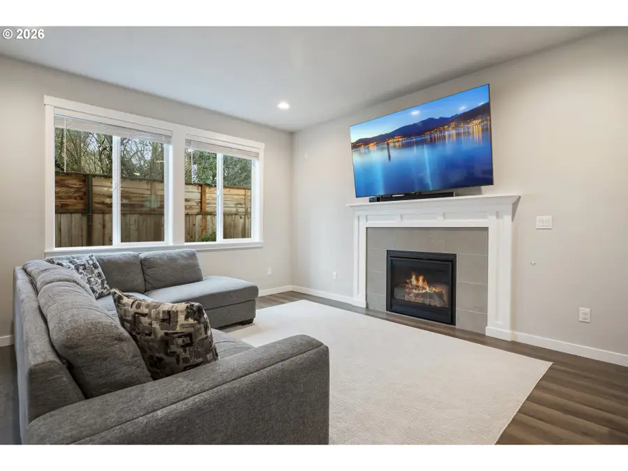 1042 S College St, Newberg, OR 97132 - Image #3