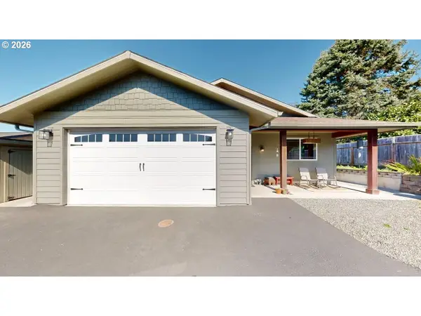 6925 Oakwood Ct, Brookings, OR 97415