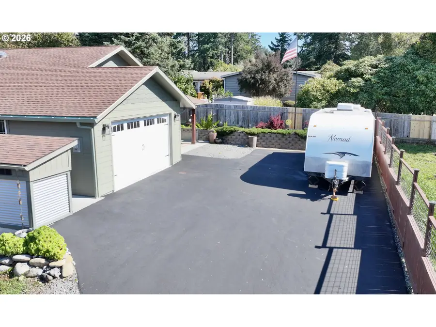 6925 Oakwood Ct, Brookings, OR 97415 - #2